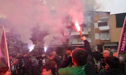 Çocuklar, Kocaelisporun oyuncularını meşalelerle karşıladı