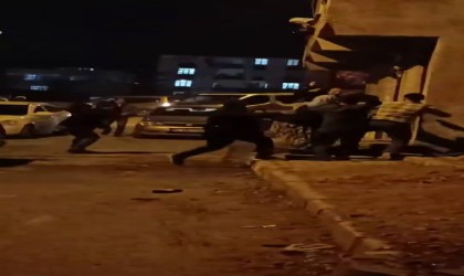 Çocukların top kavgasına büyükler de dahil oldu, mahalle savaş alanına döndü