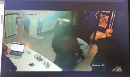 Çocuklarının yanında diş hekimini bıçakladı, çocuklarını bırakıp kaçtı