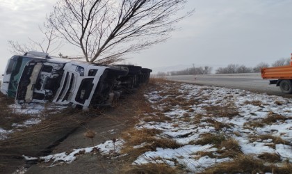 Çorumda sis kazaya sebep oldu: Devrilen tırın sürücüsü yara almandan kurtuldu