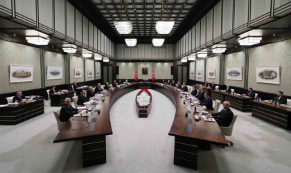 Cumhurbaşkanı Recep Tayyip Erdoğan başkanlığındaki kabine toplantısı Beştepede başladı.