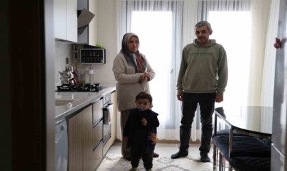 Cumhurbaşkanının elinden anahtarlarını alan depremzede çift yeni evine kavuştu