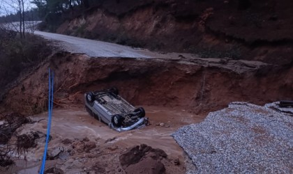 Dağlık alanda yol çöktü, otomobil içine düştü