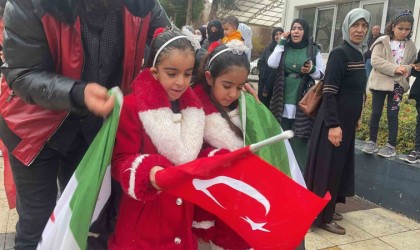 Denizlide Suriyeliler rejimin düşmesini kutladı