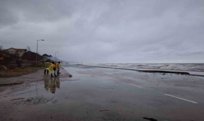 Dev dalgalar sahili dövdü, deniz yola taştı