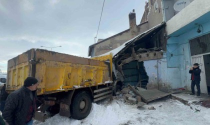 Direksiyon hakimiyetini kaybeden kamyon sürücüsü kömürlüğe daldı
