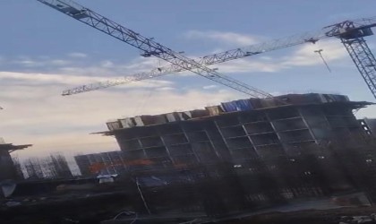 Diyarbakırda inşaat alanında vinç devrildi