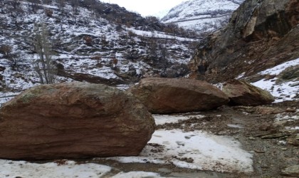 Diyarbakırda yamaçlardan yollara düşen kayalar temizlendi