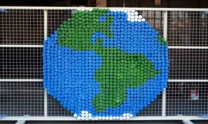 Doğaya atılan binlerce pet şişeyi toplayıp dünya haritası oluşturdular