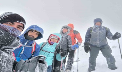 Dondurucu soğukta Ağrı Dağında zirve tırmanışı