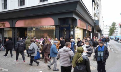 Döviz bürosu şehirde tek kalınca önünde kuyruk oluştu