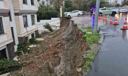 Duvar yıkıldı, otomobil altında kaldı