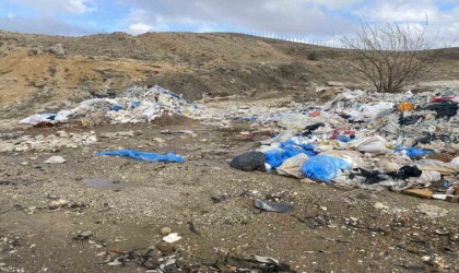 Duyarsız vatandaşlar boş arazileri çöplüğe çevirdi