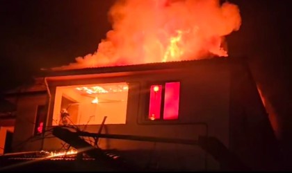 Düzcede 2 katlı ev alev topuna döndü