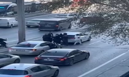 E-5te akan trafiğe aldırmadan yumruk yumruğa kavga ettiler