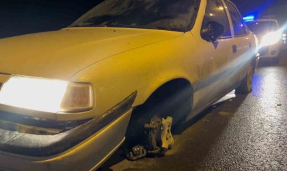 Ehliyetsiz ve alkollü sürücü sigortasız araçla kaza yapsa da elindeki içkiyi bırakmadı