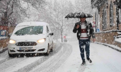 Elazığda kar yağışı başladı, kent beyaza büründü