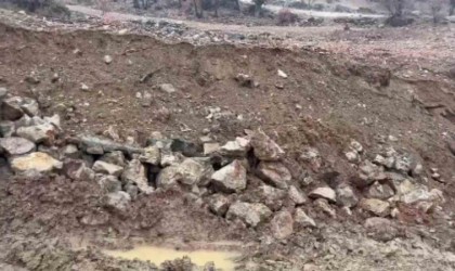 Elazığda sağanak nedeni ile istinat duvarı yıkıldı