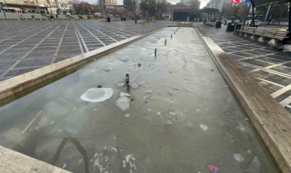 Elazığda soğuk hava ve don etkili oldu, süs havuzları buz tuttu