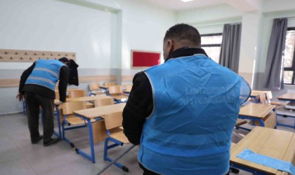 Elazığda yükümlüler okulu temizledi