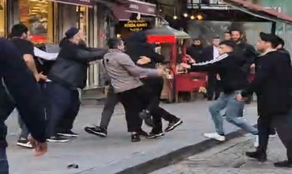 Eminönünde 2 grup yumruk ve sopalarla birbirine girdi: Kavga anları kamerada