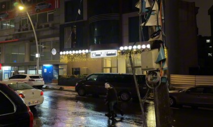 Erkek arkadaşıyla konakladığı otel odasında ölü bulundu