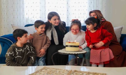 Esra Masatlı, down sendromlu Fatmanın doğum günü mutluluğuna ortak oldu