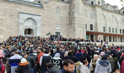 Fatih Camiinde toplanan Suriyeliler, Esad rejiminin devrilmesini kutluyor