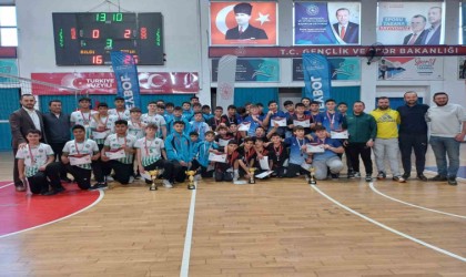 Fatih Ortaokulu voleybolda şampiyon oldu