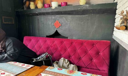 Fatihte 466 yıllık çeşme kafenin içine alındı: Dekor olarak siyaha boyandı