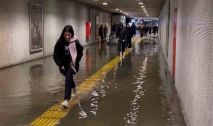 Fatihte Metronun yaya alt geçidini su bastı: Vatandaş su içinde yürümek zorunda kaldı