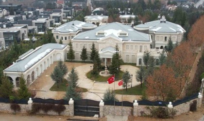 FETÖnün Varlık Fonuna devrilen malikanesine Türk bayrakları çekildi