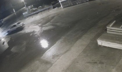 Fiat Tofaşın sulu drifti kamerada: 32 bin TL ceza yedi, iş yerinin malzemelerine çarpıp kaçtı