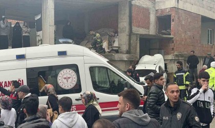 Freni boşalan otomobil binanın duvarına çarptı: 2si ağır 4 yaralı