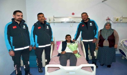 Geçirdiği boğulma tehlikesi sonrası kurtulamayacağı söylenen genç yaşama tutundu