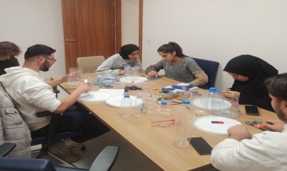 Gençlerden kuşlara yem desteği