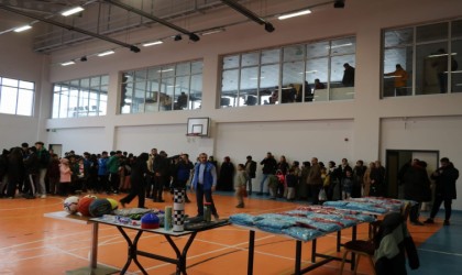 Gençlere spor malzemesi hediye edildi