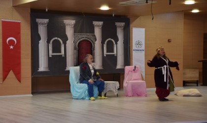 Germencikte sahnelenen tiyatro, izleyicilerden tam not aldı