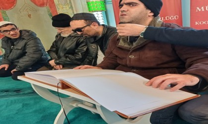 Görme engelliler Braille alfabesiyle Kuran okudu, işitme engelliler işaret diliyle hadis sundu