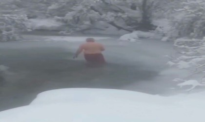 Gümüşhanede 70 yaşındaki adam buz tutan çayda yüzüyor