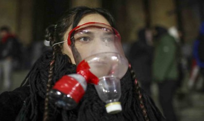 Gürcistan parlamentosunda havai fişekli protesto sürüyor: 48 gözaltı