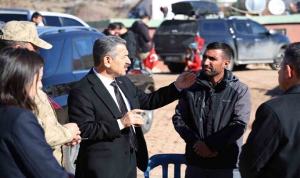 Güvenlik korucusunun evi yandı, Vali Ekici yardıma koştu