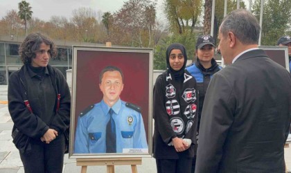 Güzel sanatlar lisesi öğrencilerinden Beşiktaştaki şehit polislere vefa