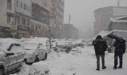 Hakkaride 20 araçla karla mücadele yapıldı