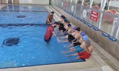 Hakkârili çocuklar GSB tesislerinde yüzme öğreniyor