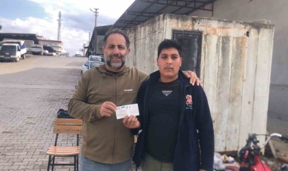 Halde yevmiye ile çalışan Suriye uyruklu genç, bulduğu 315 bin liralık çeki sahibine teslim etti