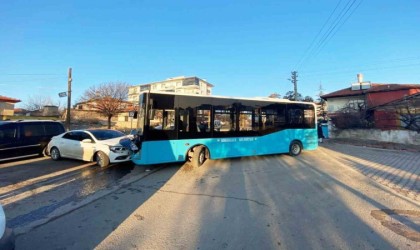 Halk otobüsü ile otomobil çarpıştı: 7 yaralı