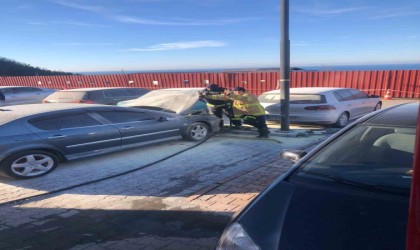 Hastane bahçesinde park halindeki otomobil alev aldı