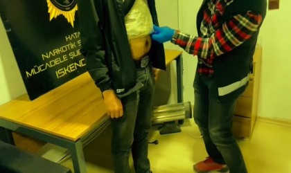 Hatayda 2 kişi üzerlerine sardıkları 977 gram uyuşturucu ile yakalandı