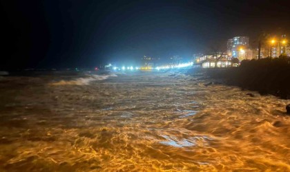 Hopada fırtına balık kafesini sahile sürükledi